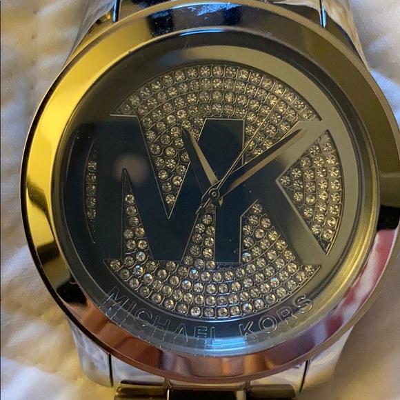 Barely worn oversized Michael Kors watch - Picture 6 of 7